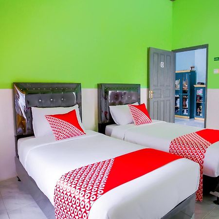 Oyo 2903 Putri Residence Syariah Букитинги Екстериор снимка
