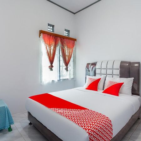 Oyo 2903 Putri Residence Syariah Букитинги Екстериор снимка