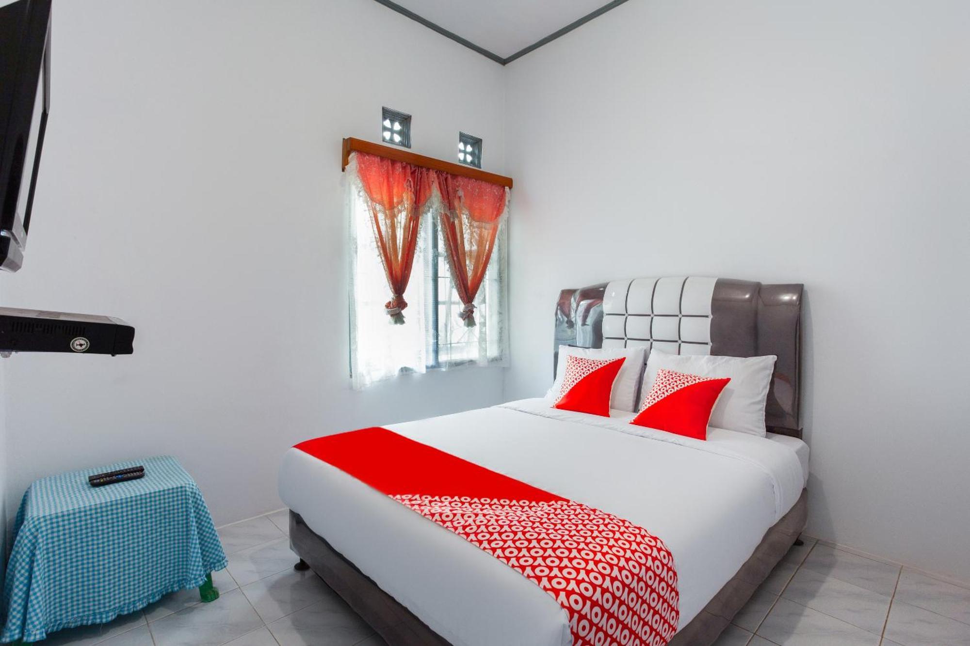 Oyo 2903 Putri Residence Syariah Букитинги Екстериор снимка