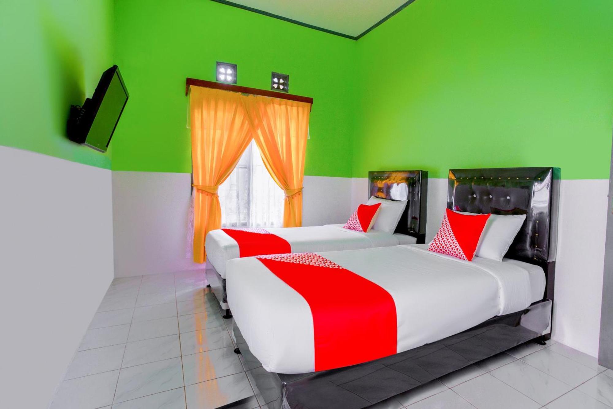 Oyo 2903 Putri Residence Syariah Букитинги Екстериор снимка