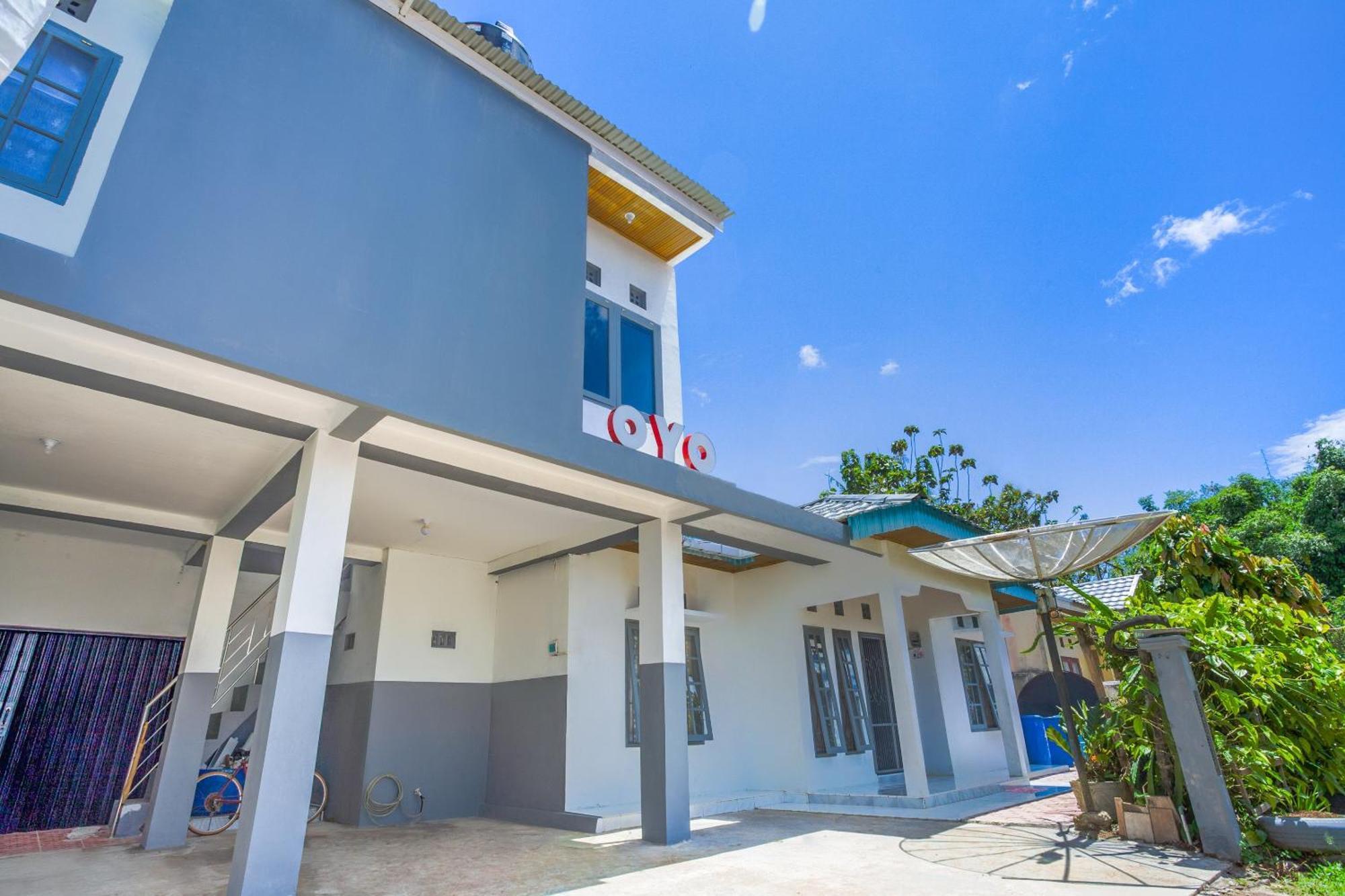 Oyo 2903 Putri Residence Syariah Букитинги Екстериор снимка