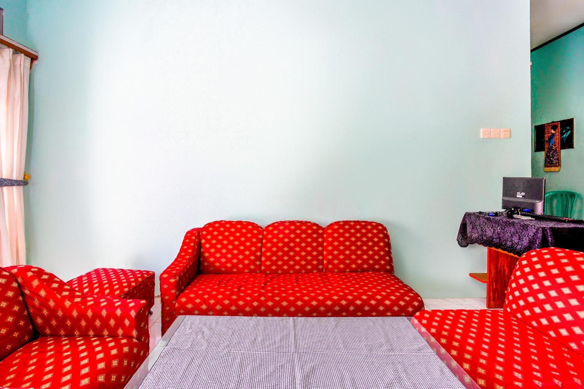Oyo 2903 Putri Residence Syariah Букитинги Екстериор снимка