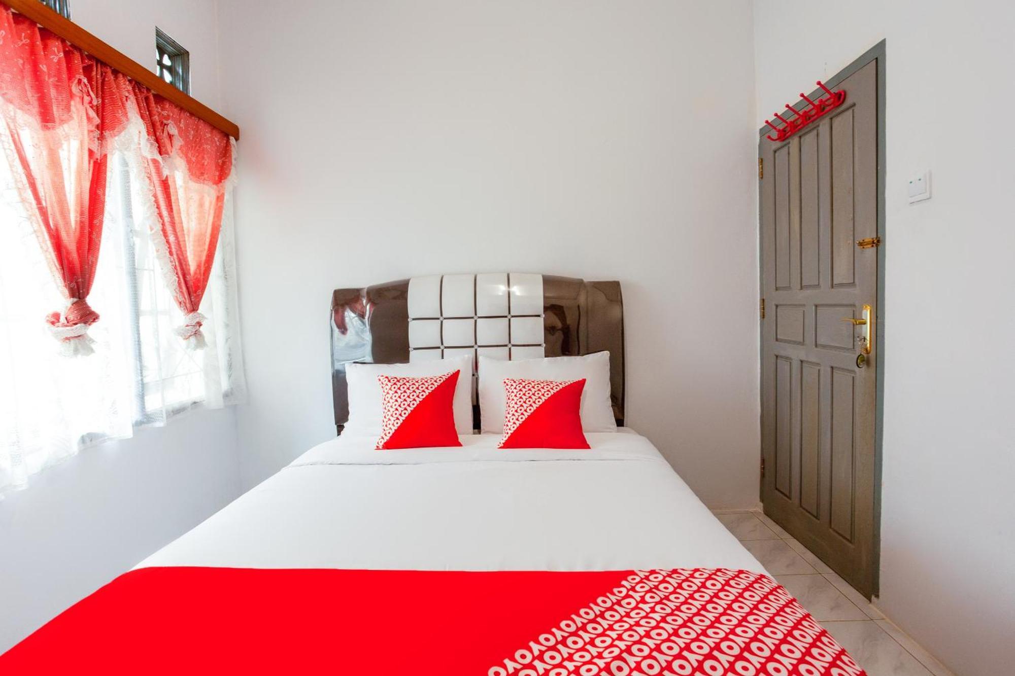 Oyo 2903 Putri Residence Syariah Букитинги Екстериор снимка