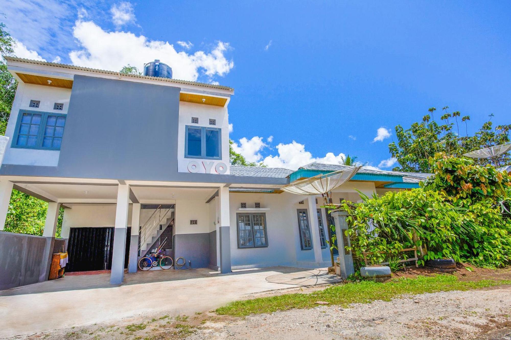 Oyo 2903 Putri Residence Syariah Букитинги Екстериор снимка