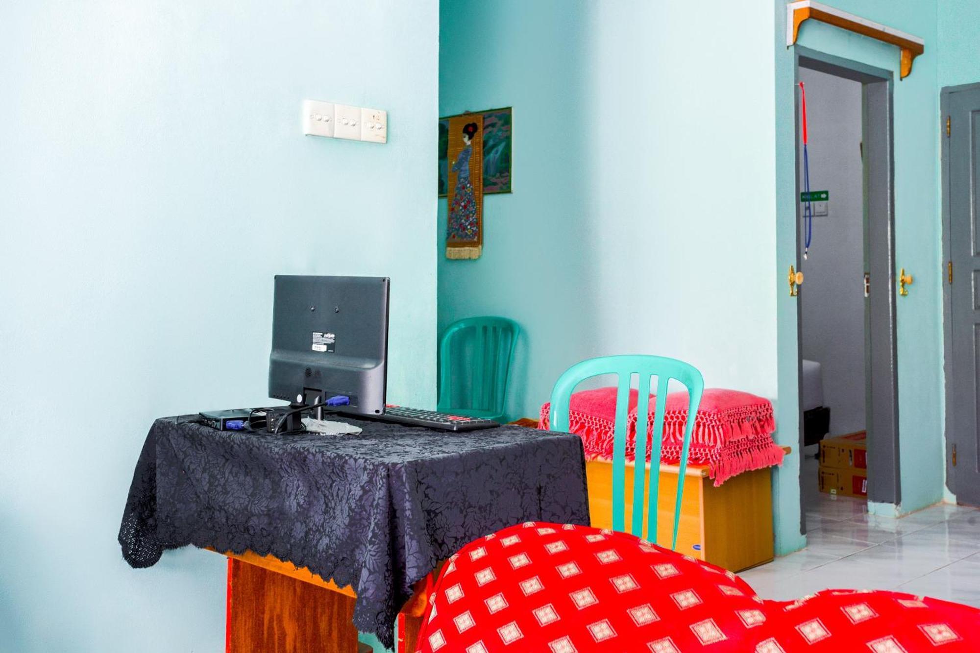 Oyo 2903 Putri Residence Syariah Букитинги Екстериор снимка