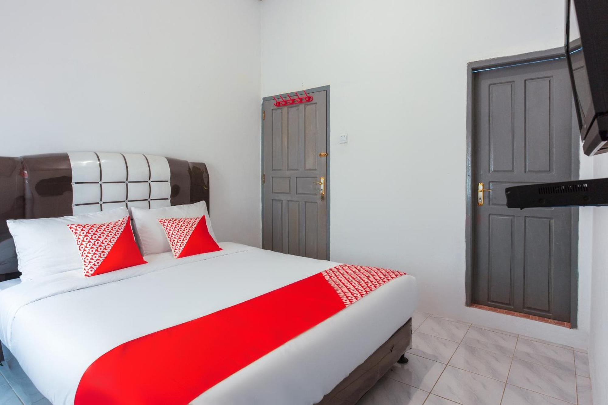 Oyo 2903 Putri Residence Syariah Букитинги Екстериор снимка