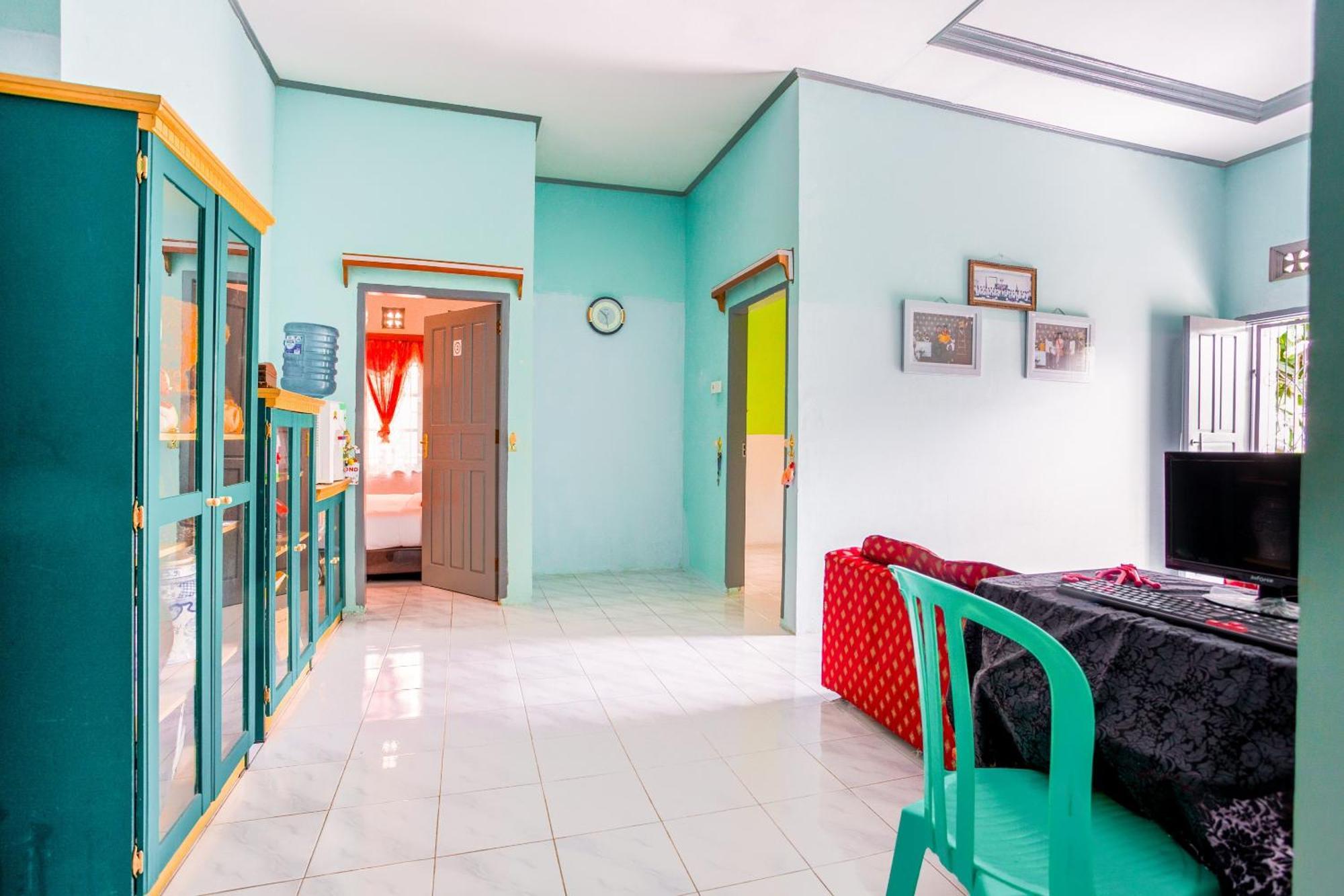 Oyo 2903 Putri Residence Syariah Букитинги Екстериор снимка