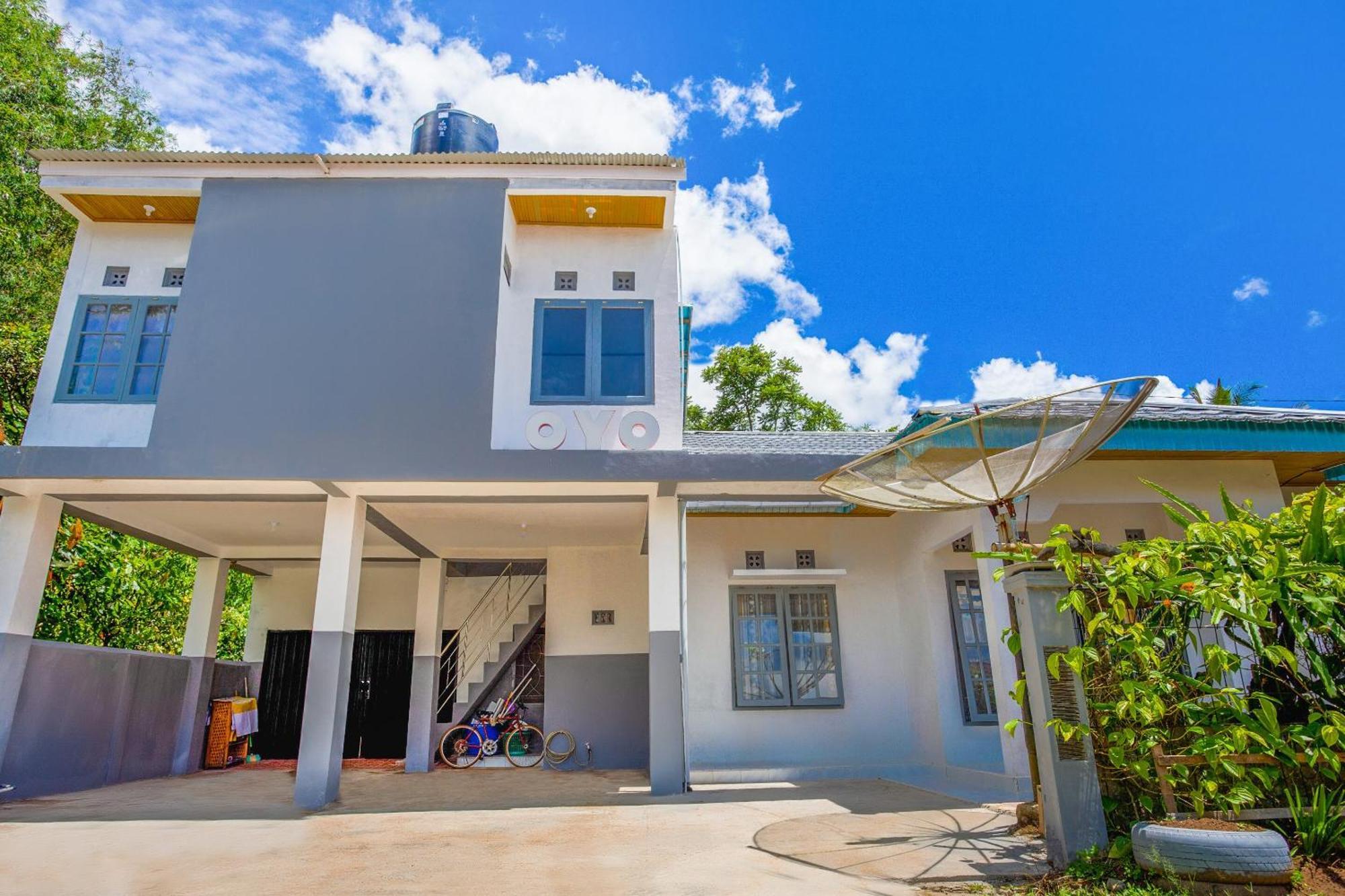 Oyo 2903 Putri Residence Syariah Букитинги Екстериор снимка