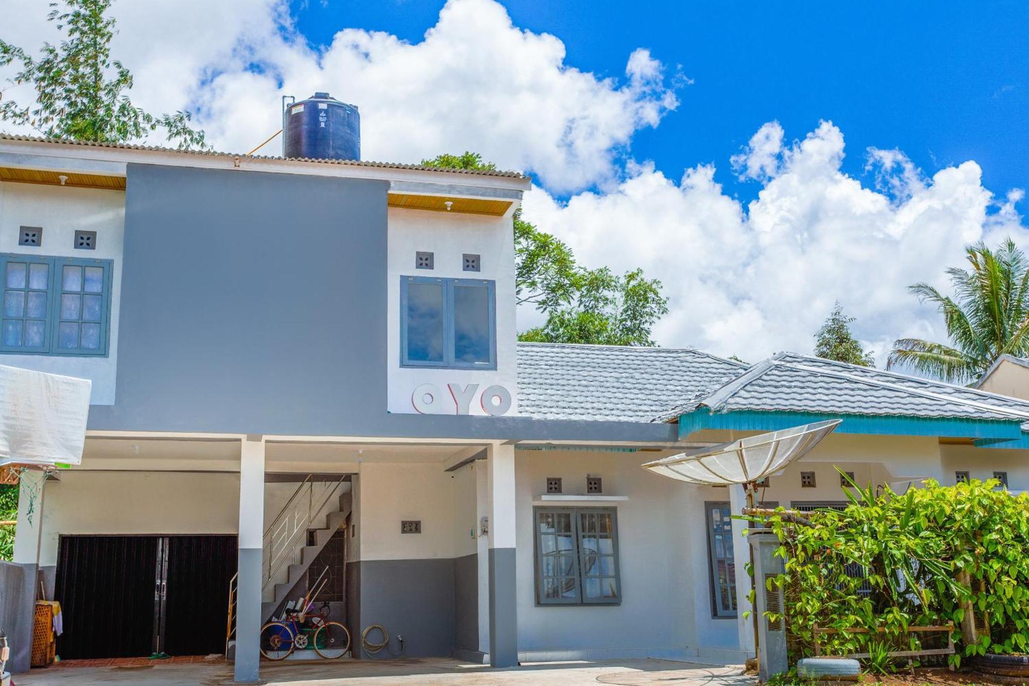 Oyo 2903 Putri Residence Syariah Букитинги Екстериор снимка