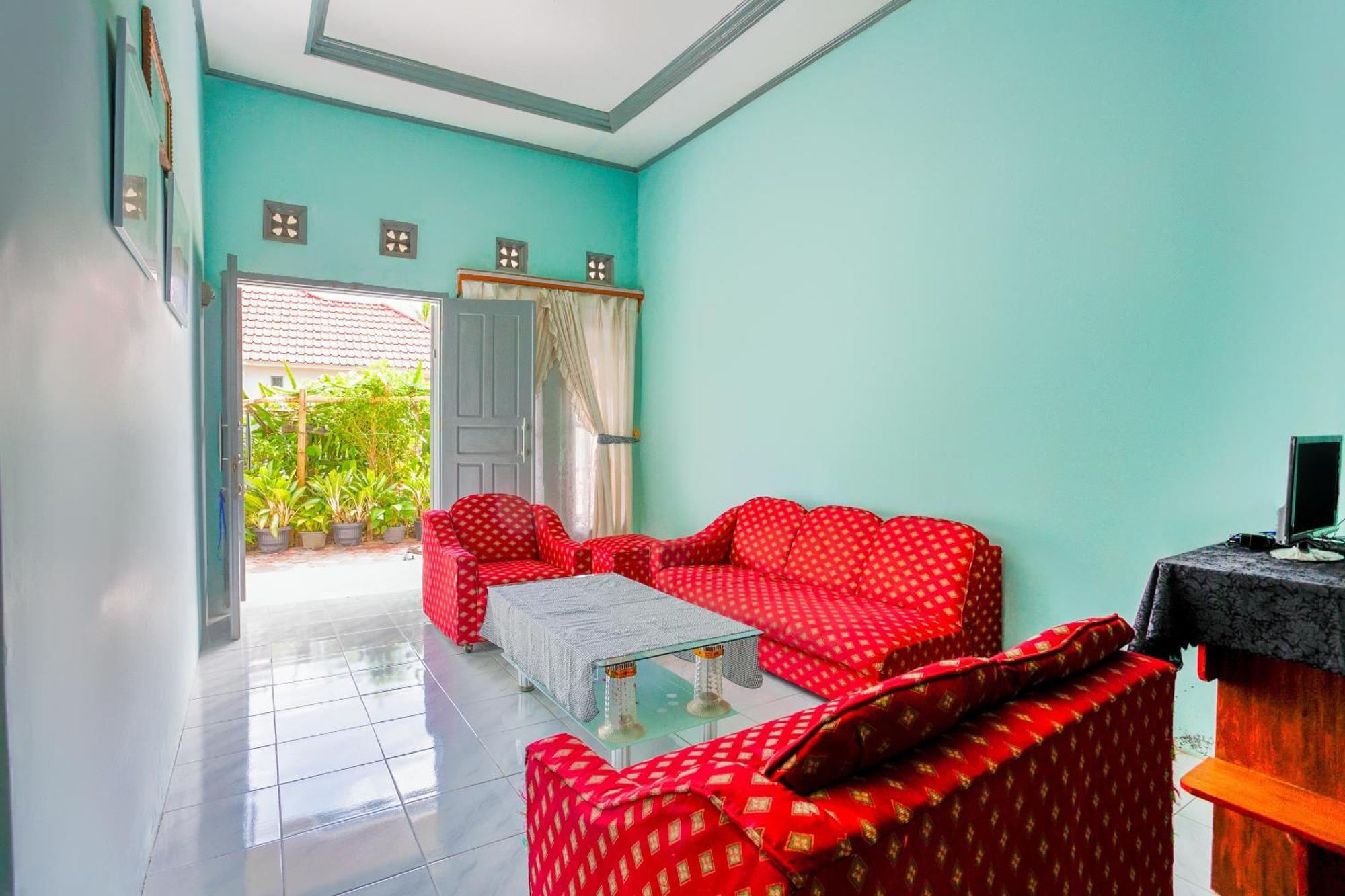 Oyo 2903 Putri Residence Syariah Букитинги Екстериор снимка